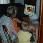 Hannelore,Elisa und Lukas beim Bilderansehen